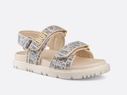 👟👟Ex-factory price 500👟👟 These Dioract sandals are carefully made of blue plaid jacquard fabric and other materials, decorated with off-white raffia Oblique print, fashionable and modern. The insole is made of lightweight and comfortable leather that fits the shape of the foot, and is equipped with a Velcro strap. The upper strap is embellished with a gold-finished metal Dior logo, which is more refined. Can be matched with various styles to show modern style. . Help surface material: fabric. Dior signature in gold-finish metal. 2 adjustable Velcro straps. Leather insole that fits the shape of the foot, soft and lightweight texture, EVA notch sole decorated with Christian Dior's lucky star symbol Made in Italy Code number: 35--42 (41 42 customized, non-refundable)